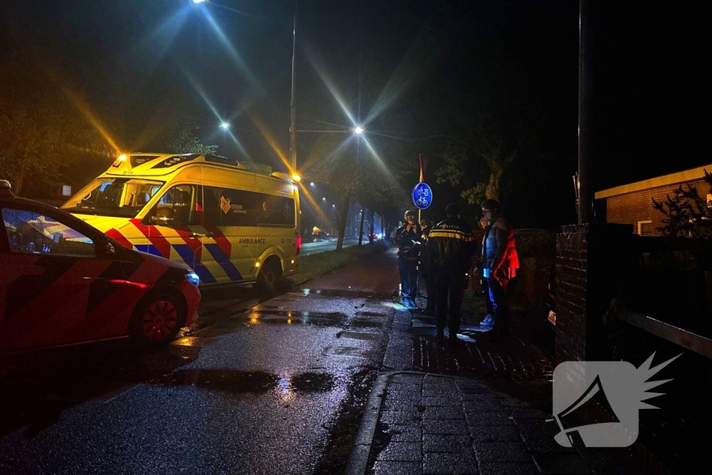 Auto botst met brommer en rijdt door