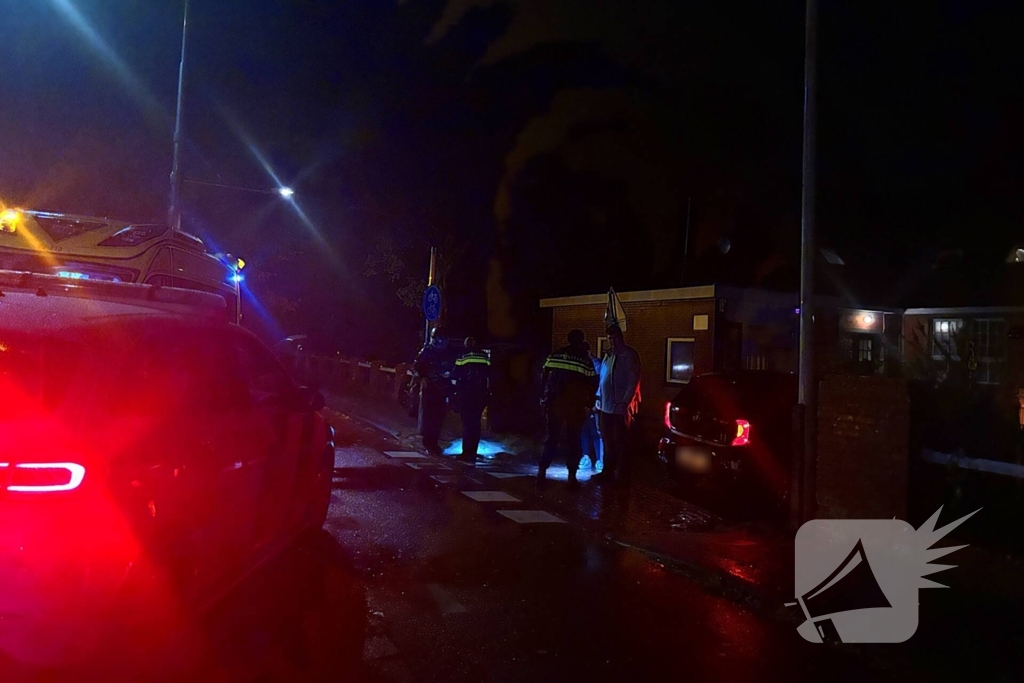 Auto botst met brommer en rijdt door