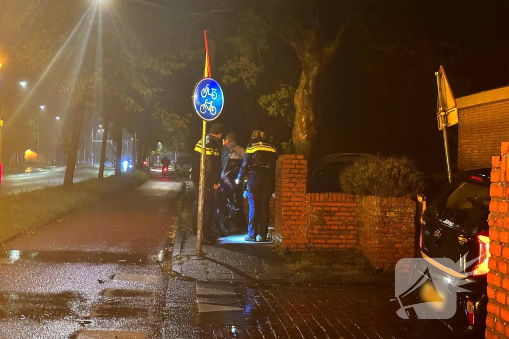 Auto botst met brommer en rijdt door