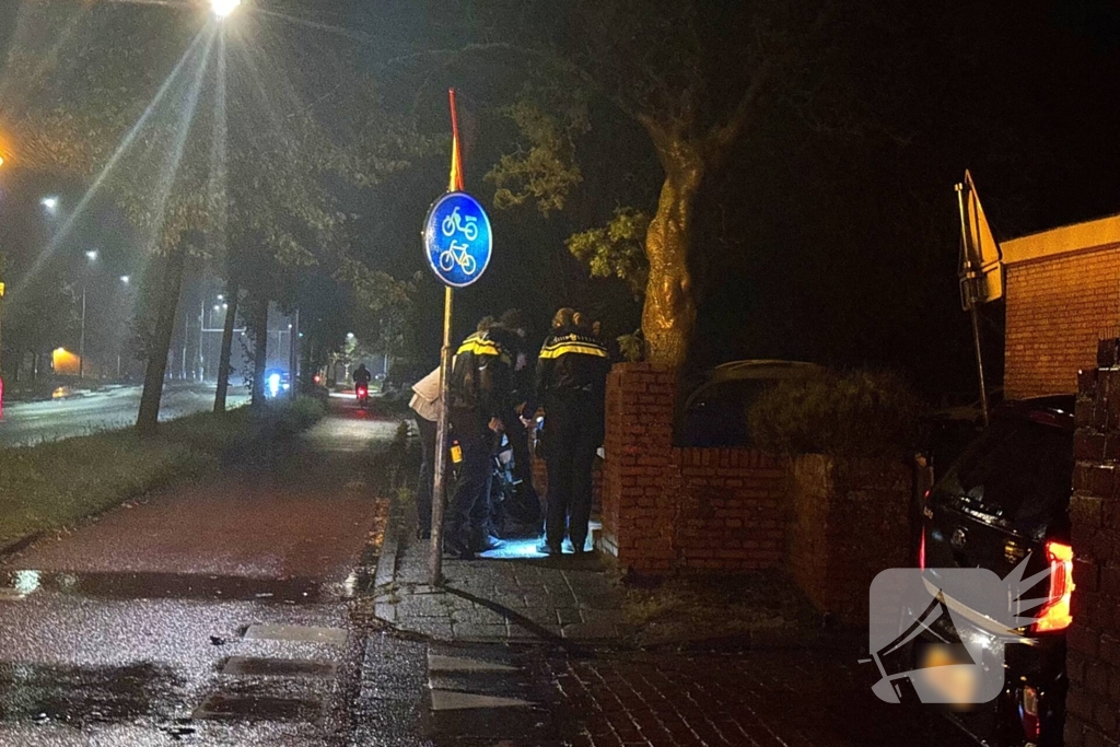Auto botst met brommer en rijdt door