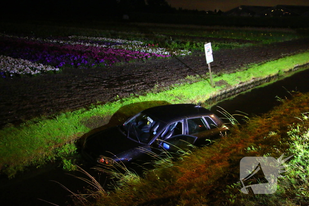 Automobilist haalt nat pak na te water raken