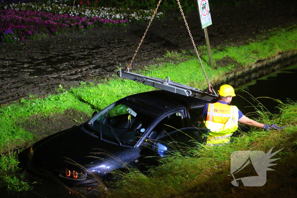 Automobilist haalt nat pak na te water raken