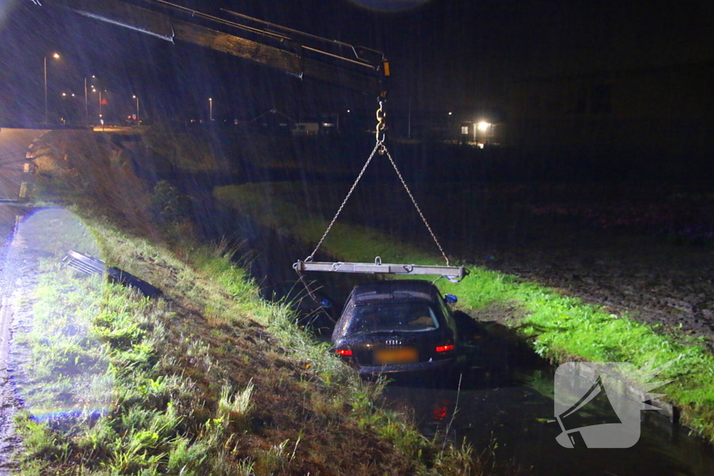 Automobilist haalt nat pak na te water raken