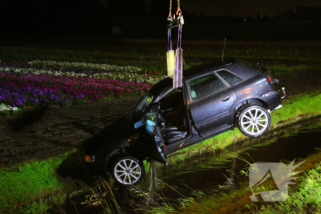 Automobilist haalt nat pak na te water raken