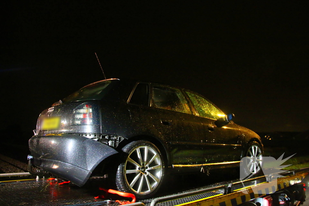 Automobilist haalt nat pak na te water raken