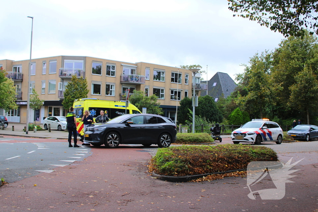 Overstekende scootmobiel aangereden