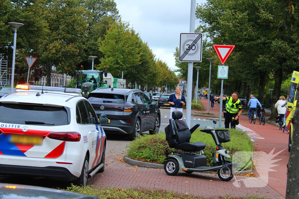Overstekende scootmobiel aangereden