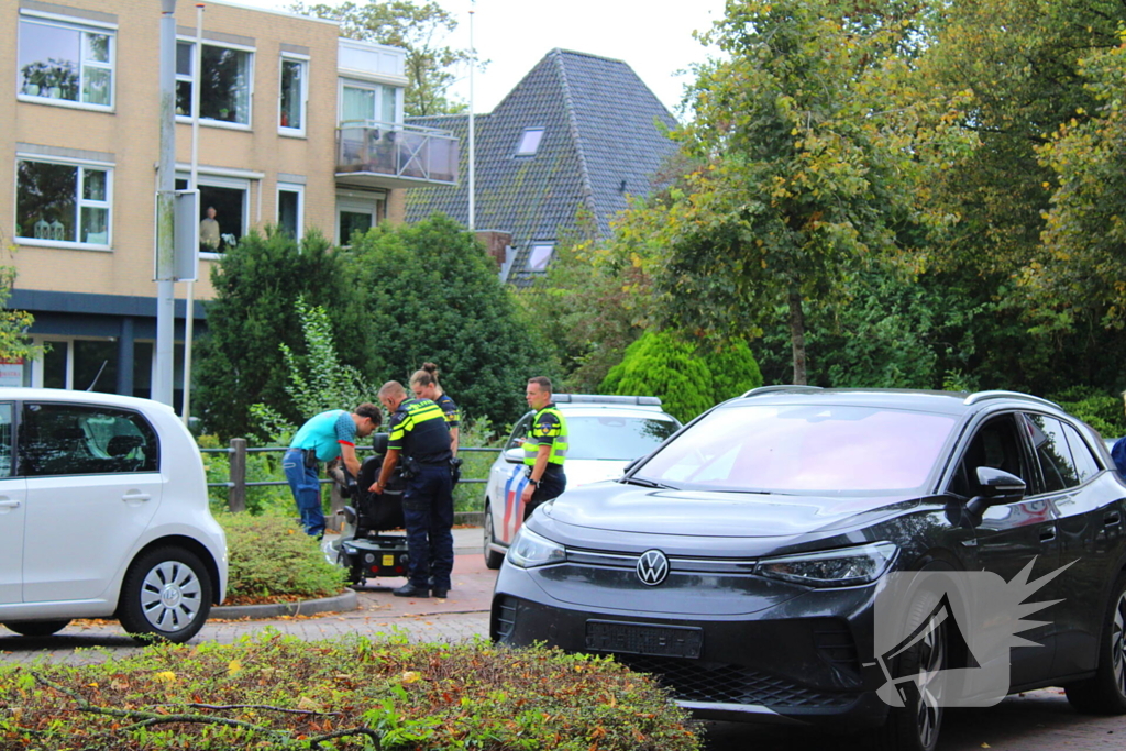 Overstekende scootmobiel aangereden