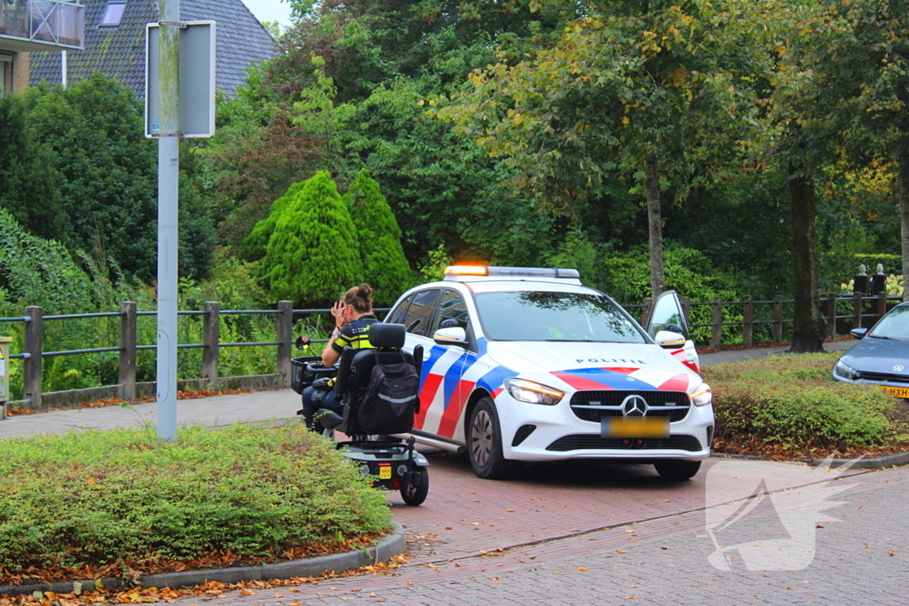 Overstekende scootmobiel aangereden