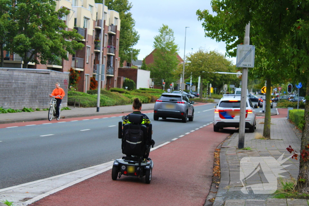 Overstekende scootmobiel aangereden