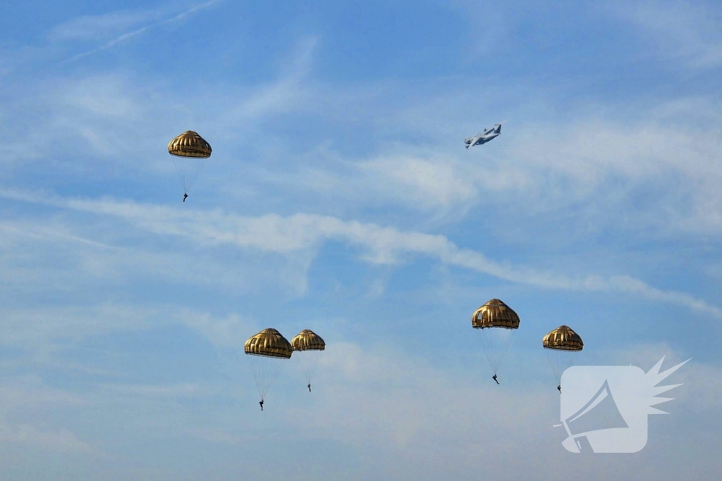 Parachutisten vast in boom