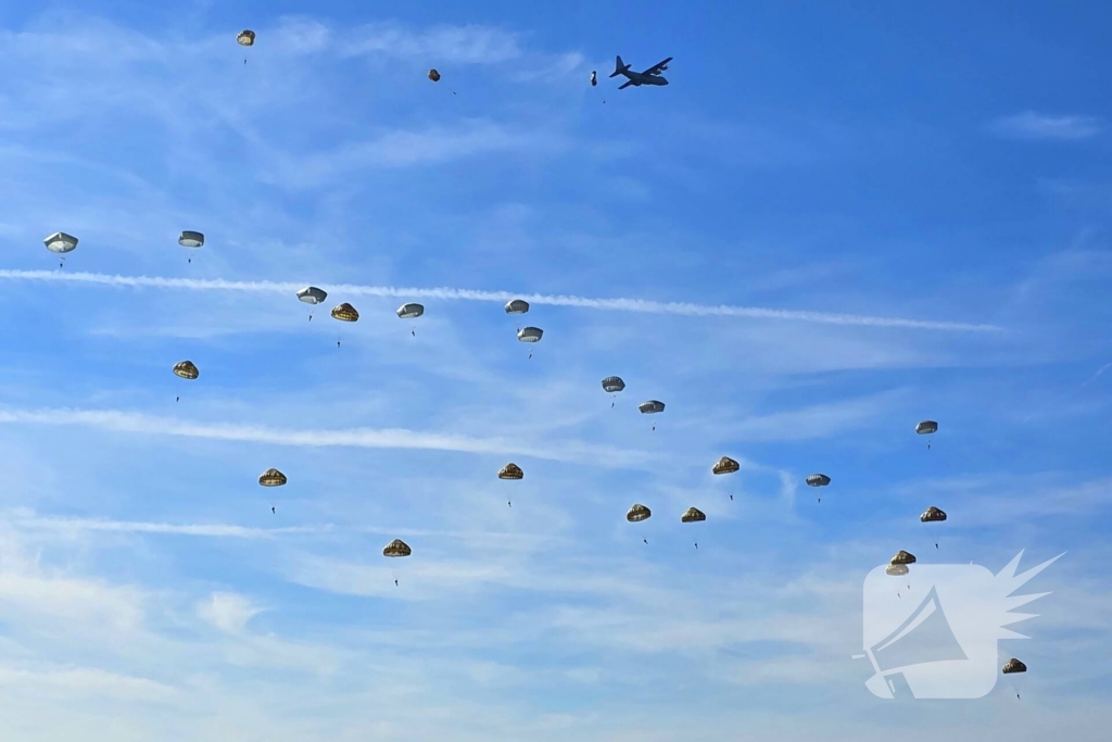 Parachutisten vast in boom