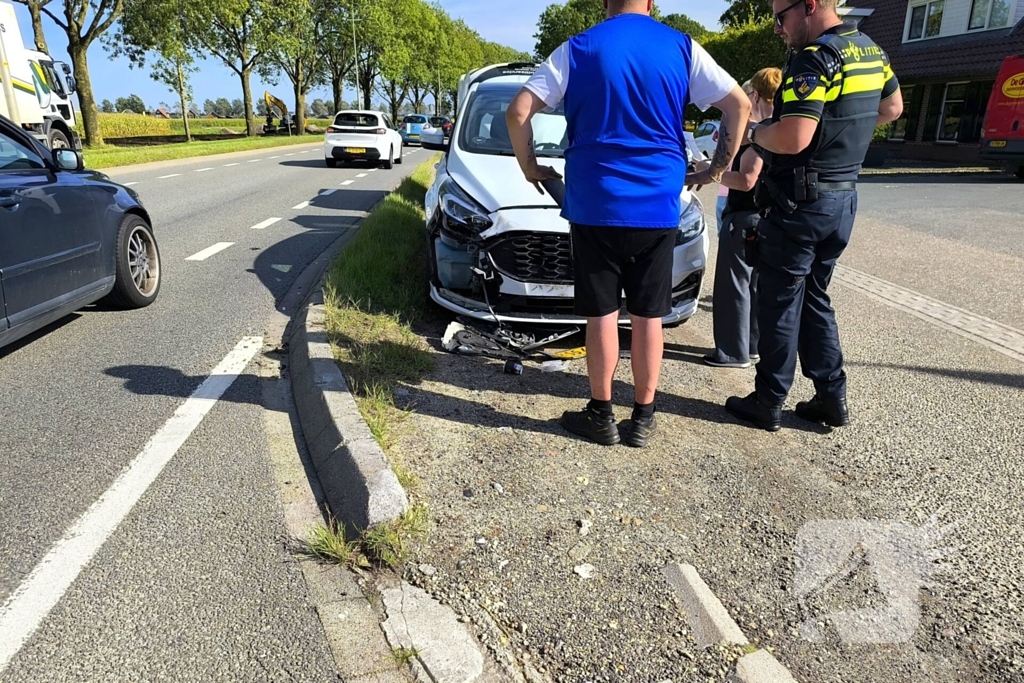 Vrachtwagen botst met auto
