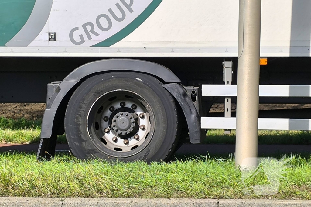 Vrachtwagen botst met auto