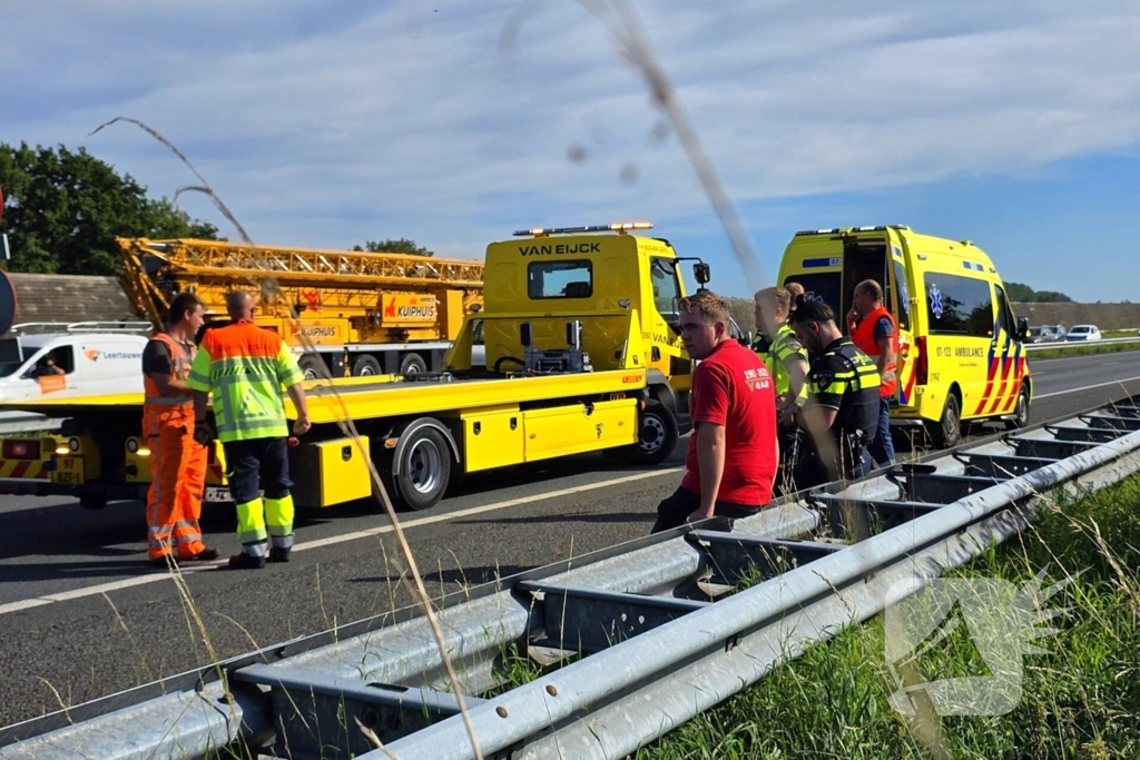 Automobilist raakt vangrail en blokkeert snelweg