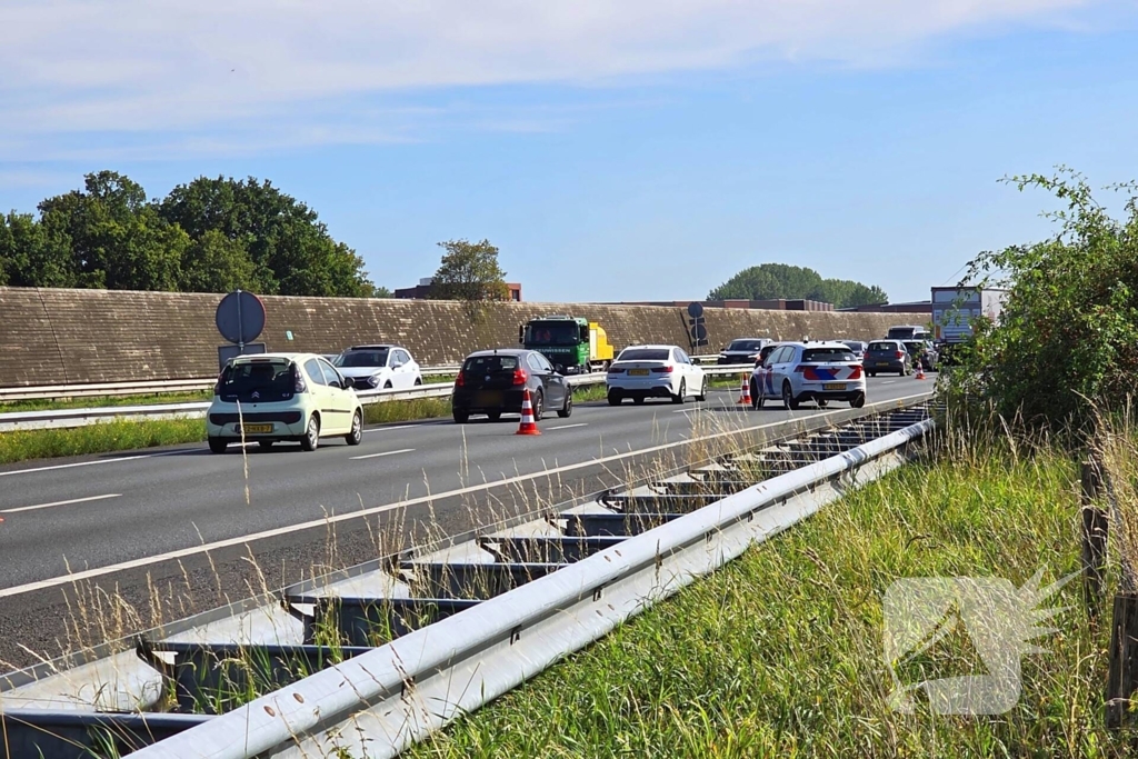 Automobilist raakt vangrail en blokkeert snelweg