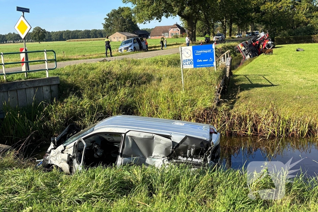 Voertuigen belanden in sloot na crash
