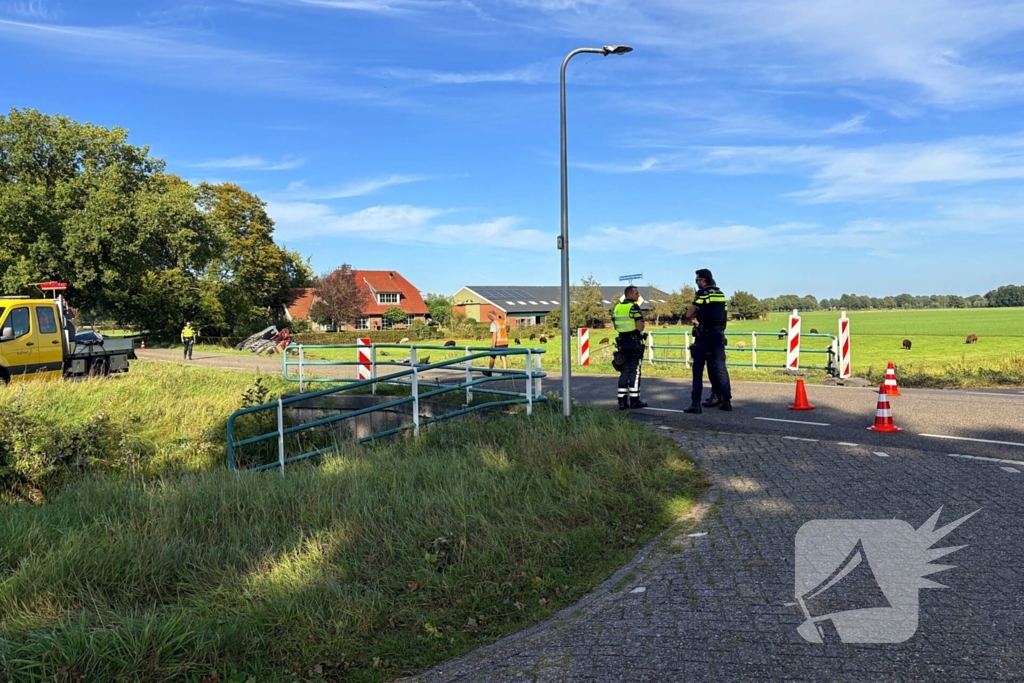 Voertuigen belanden in sloot na crash