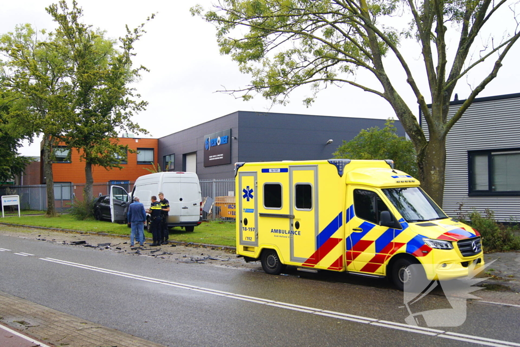 Bestelbus knapt bovenop geparkeerde auto