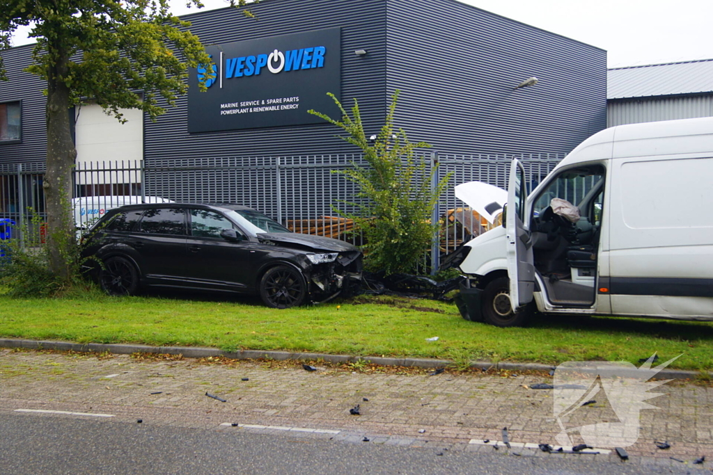 Bestelbus knapt bovenop geparkeerde auto