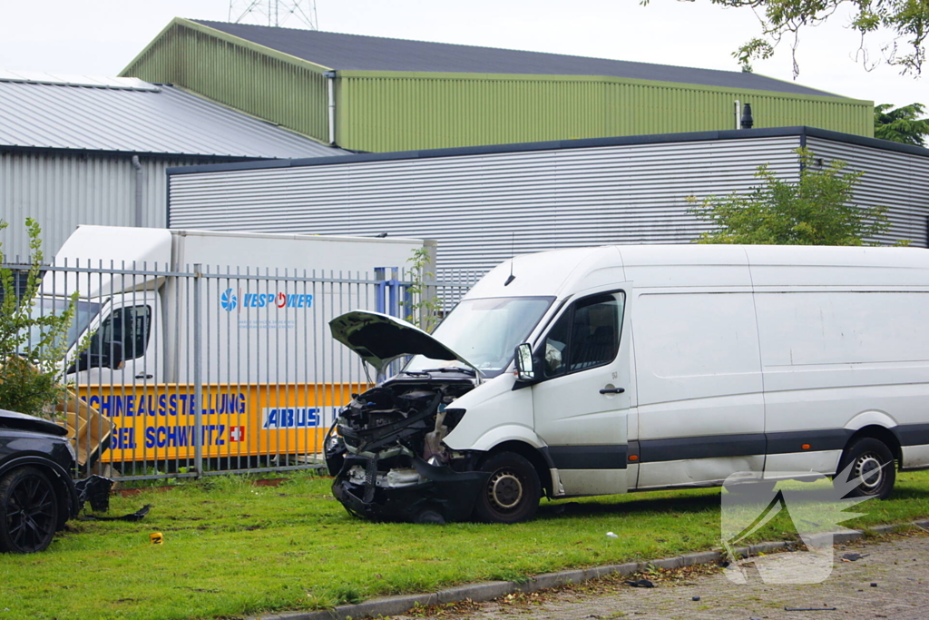 Bestelbus knapt bovenop geparkeerde auto