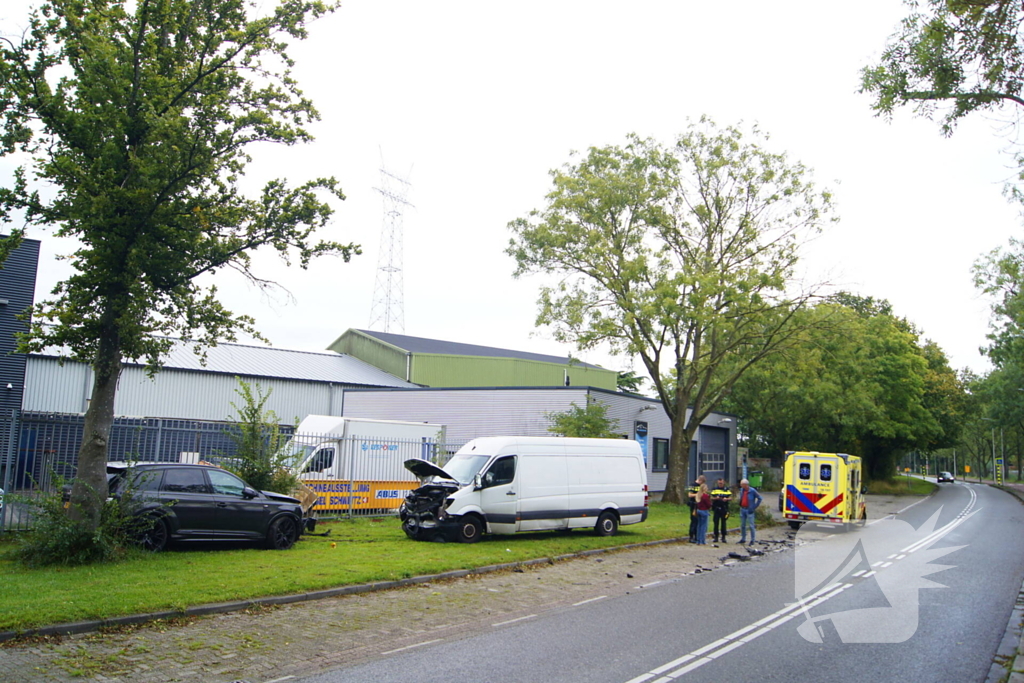 Bestelbus knapt bovenop geparkeerde auto