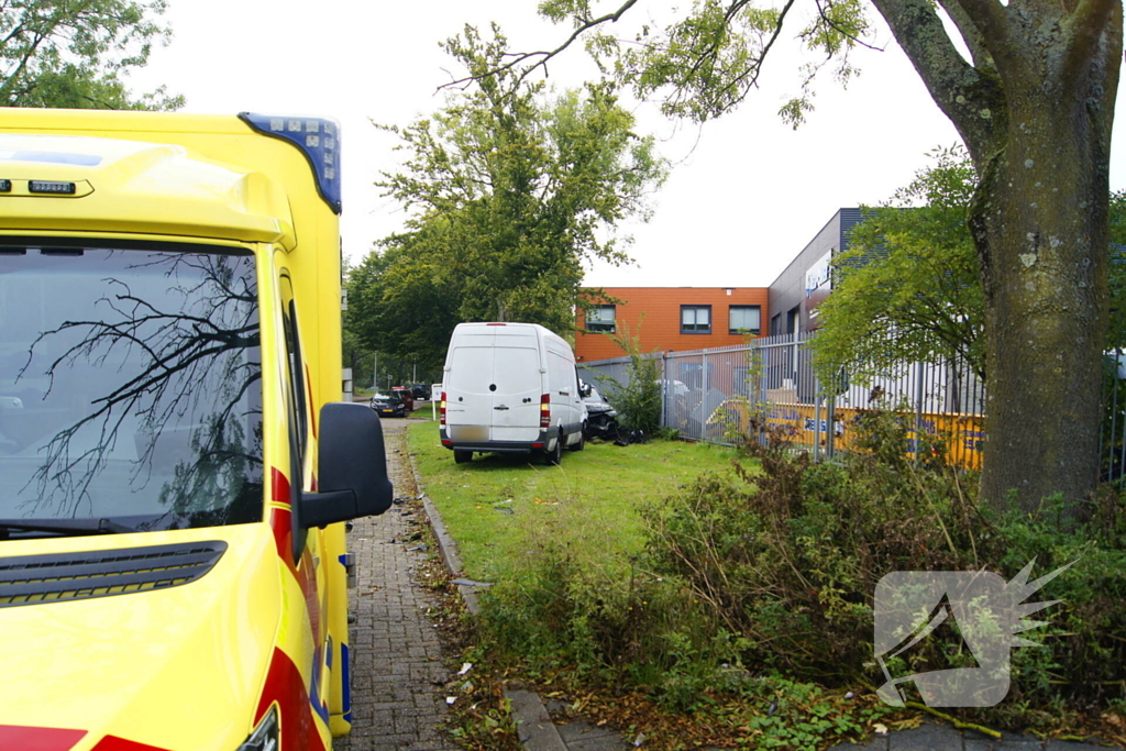 Bestelbus knapt bovenop geparkeerde auto