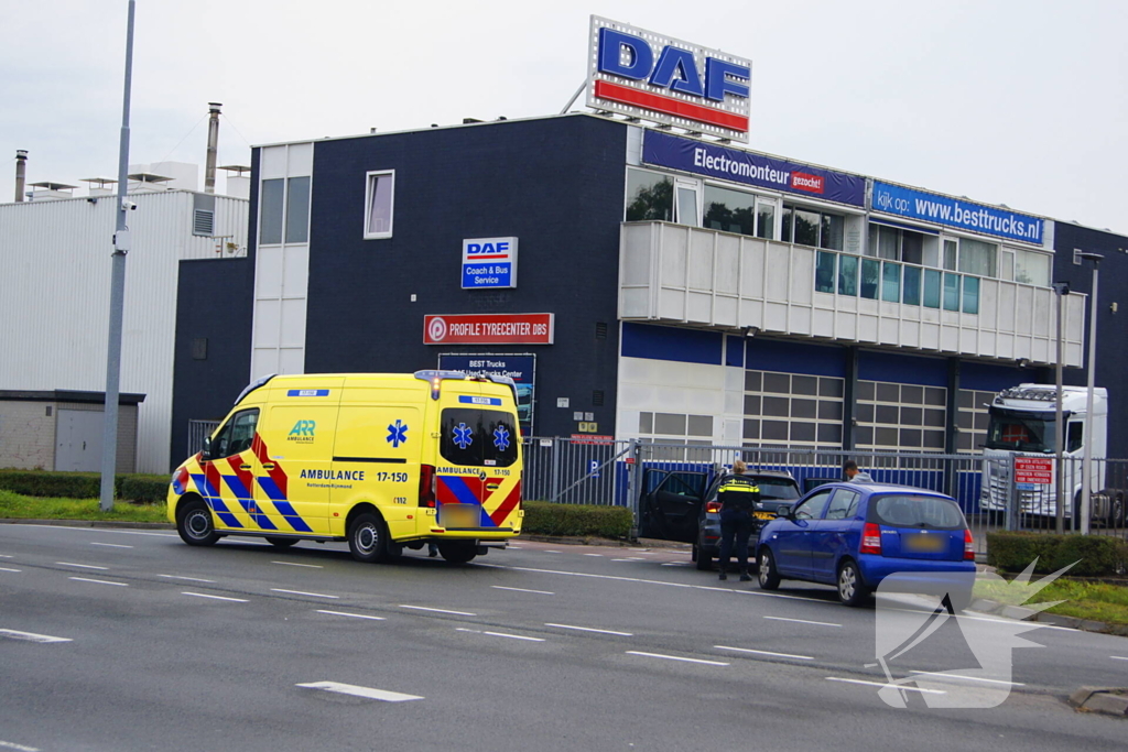 Politie voert blaastest uit na botsing, bestuurder mee met agenten