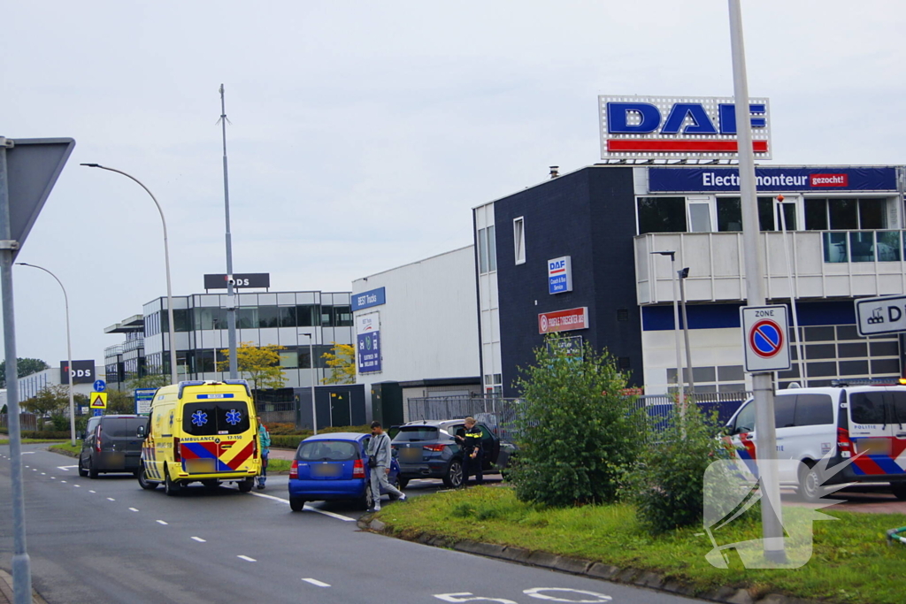 Politie voert blaastest uit na botsing, bestuurder mee met agenten
