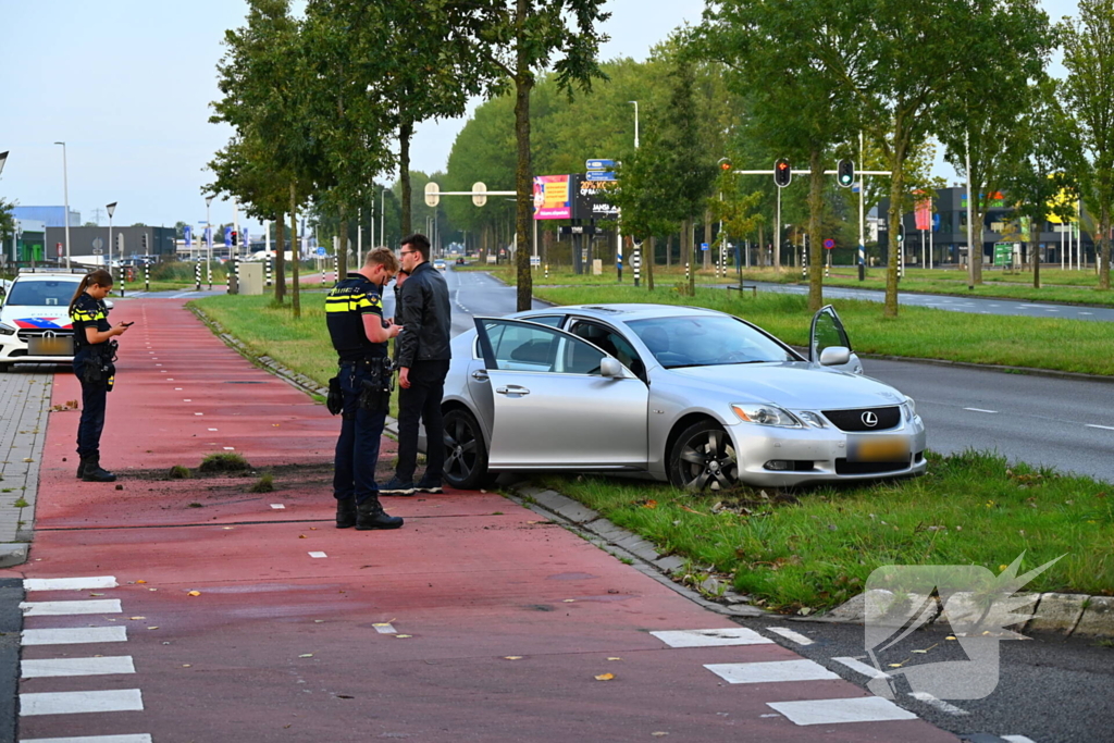 Automobilist raakt van de weg af