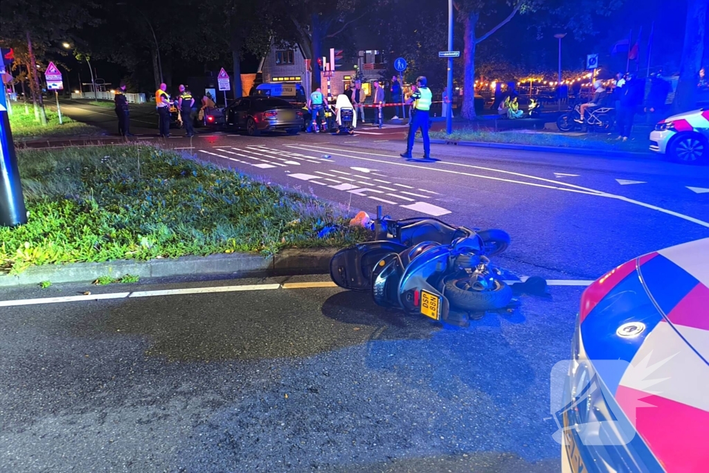 Scooter met twee opzittenden botst met automobilist