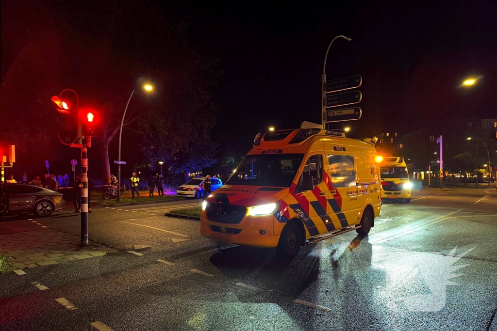 Scooter met twee opzittenden botst met automobilist