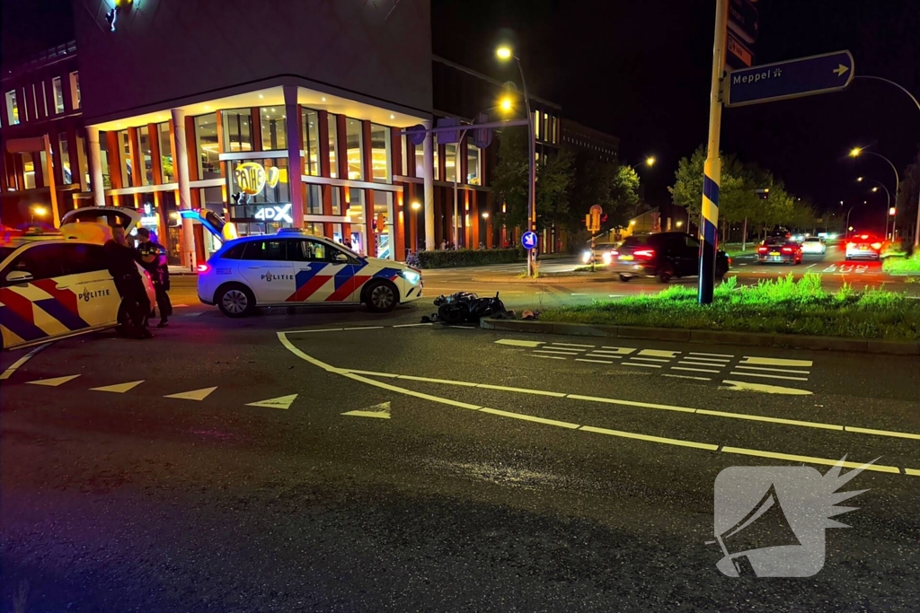 Scooter met twee opzittenden botst met automobilist