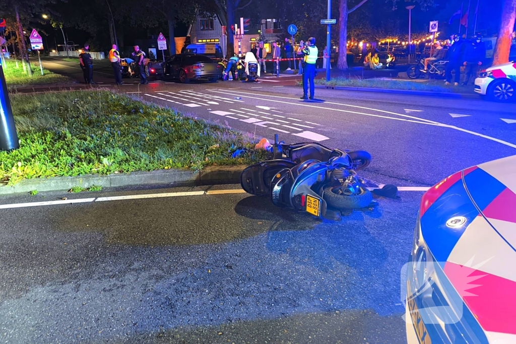 Scooter met twee opzittenden botst met automobilist