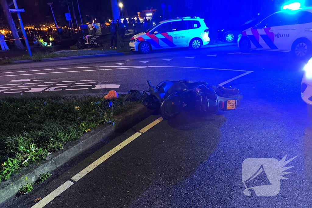 Scooter met twee opzittenden botst met automobilist