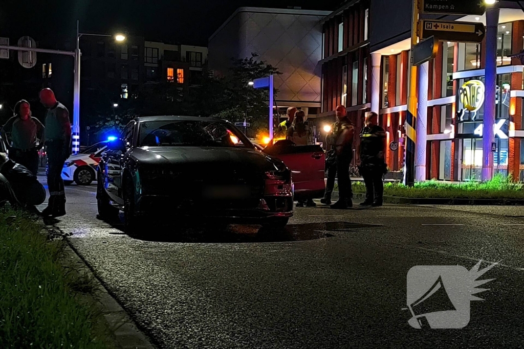 Scooter met twee opzittenden botst met automobilist