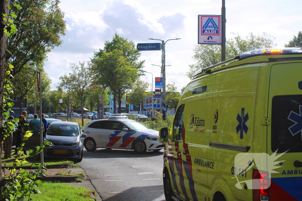 Twee voertuigen botsen op rotonde