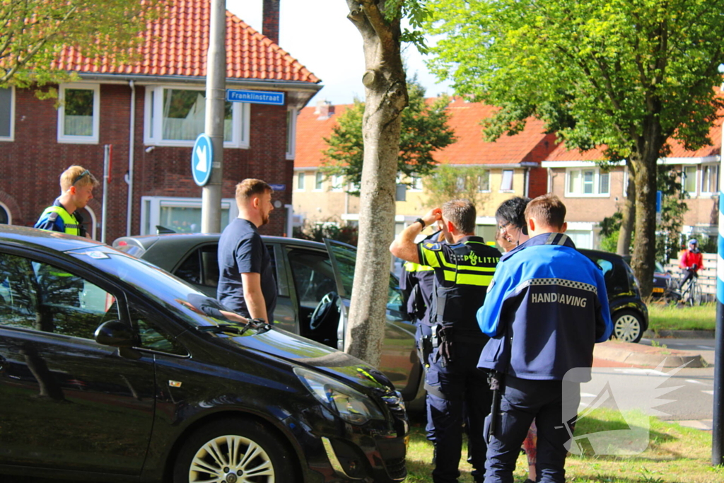 Twee voertuigen botsen op rotonde