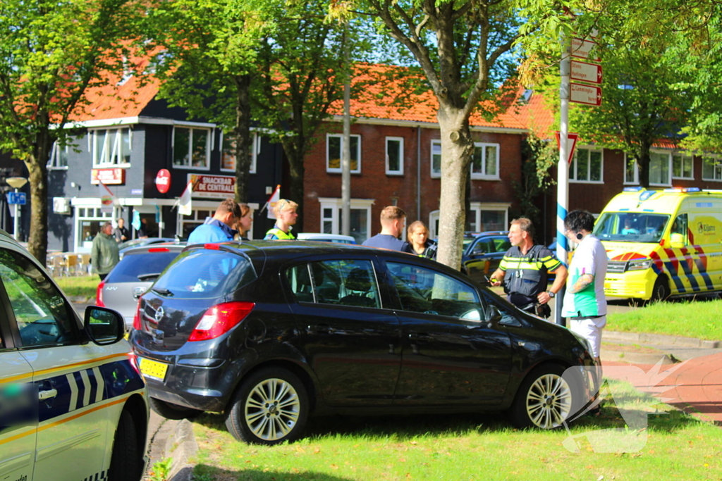 Twee voertuigen botsen op rotonde
