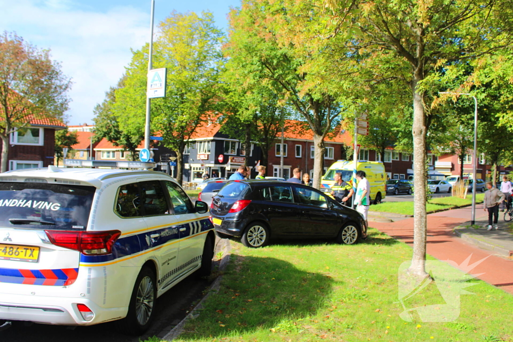 Twee voertuigen botsen op rotonde