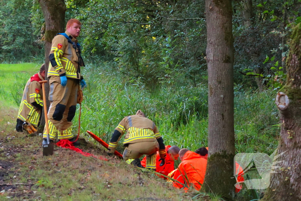 Oude vrouw gered uit sloot tijdens wandeling