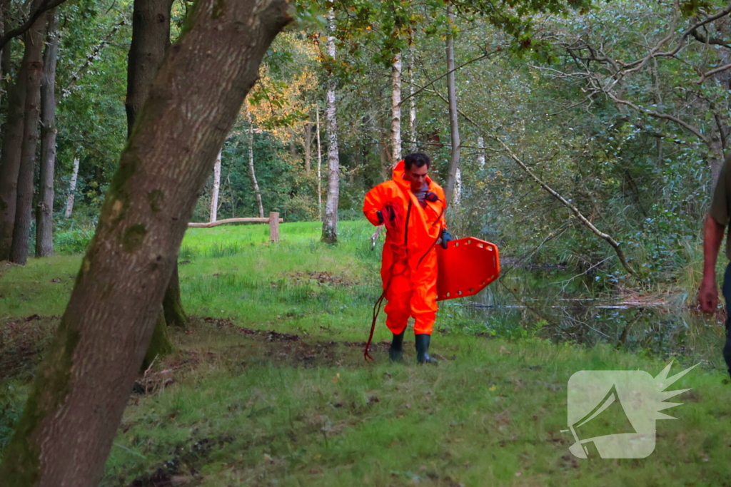 Oude vrouw gered uit sloot tijdens wandeling