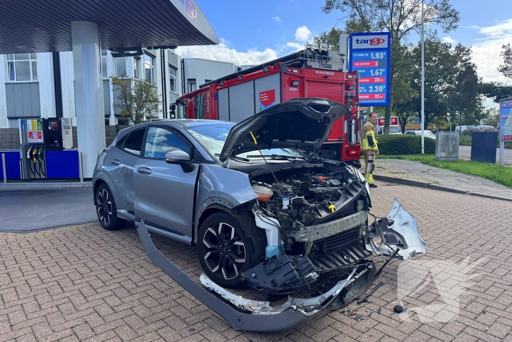 Brand na botsing bij tankstation