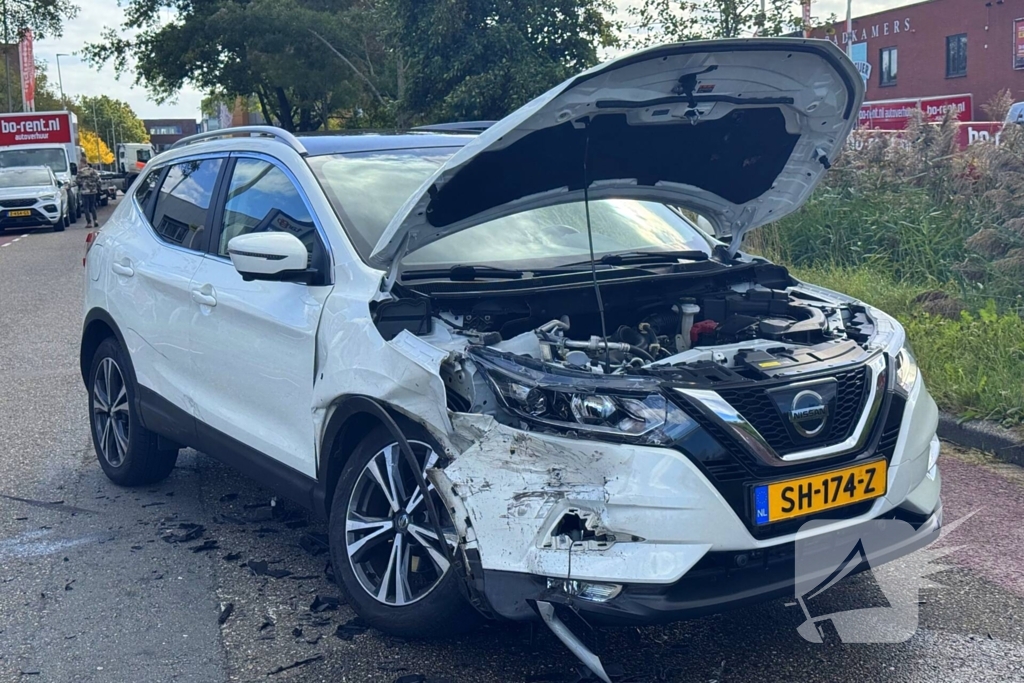 Brand na botsing bij tankstation