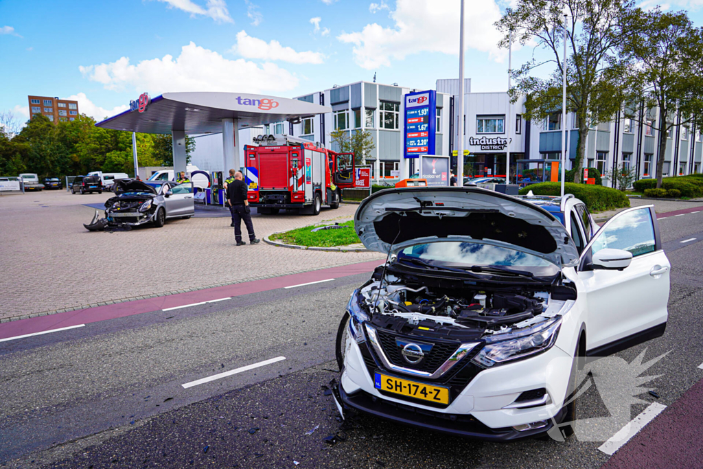Brand na botsing bij tankstation