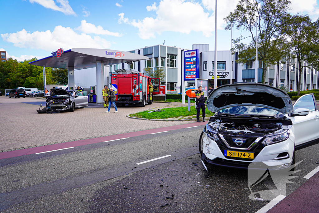 Brand na botsing bij tankstation