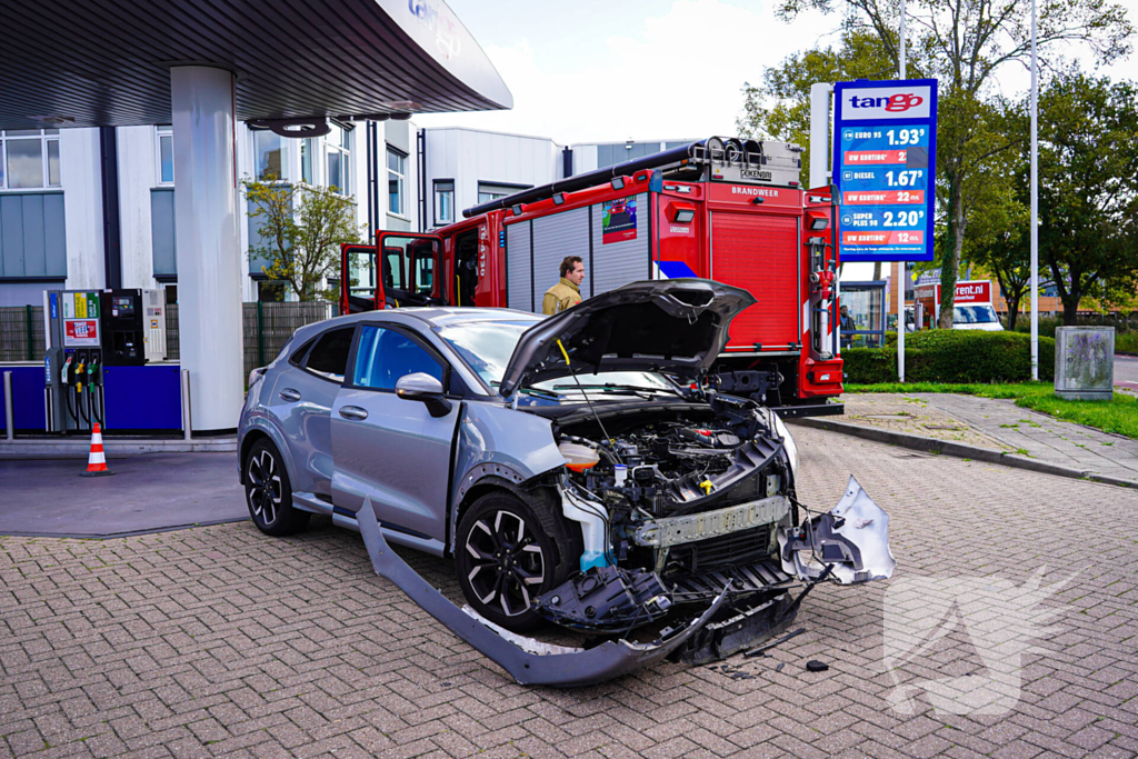 Brand na botsing bij tankstation