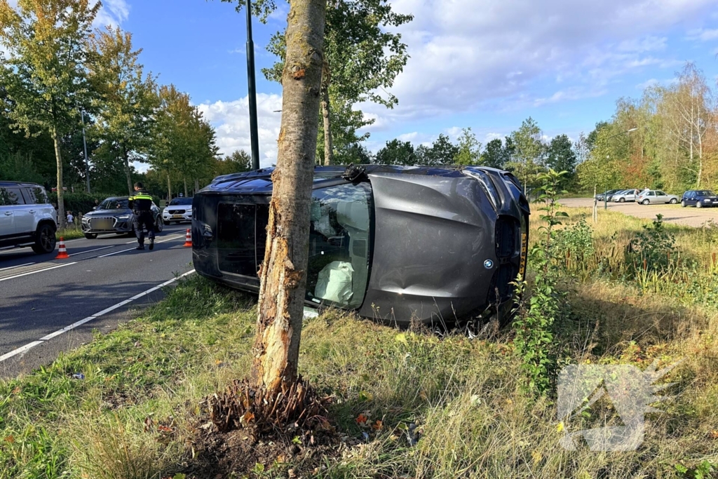 Auto botst tegen boom, bestuurder naar ziekenhuis