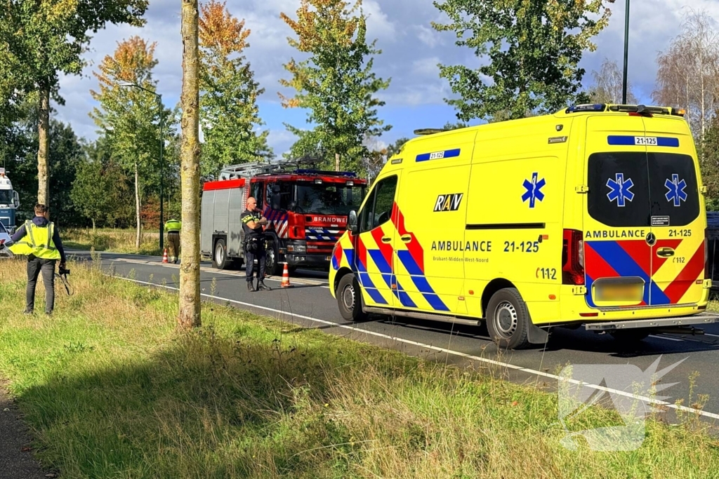 Auto botst tegen boom, bestuurder naar ziekenhuis