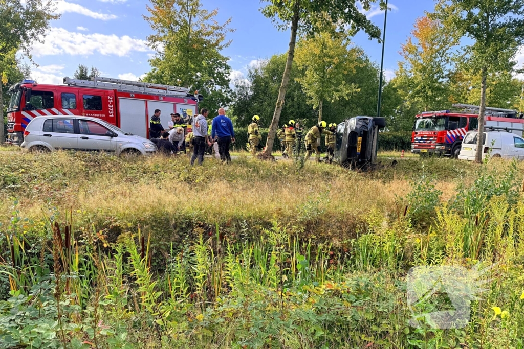 Auto botst tegen boom, bestuurder naar ziekenhuis